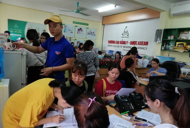 Thí sinh chen chân nộp hồ sơ xét tuyển học bổng ngành Điều dưỡng Thí sinh chen chân đến nộp hồ sơ xét tuyển học bổng tại trường