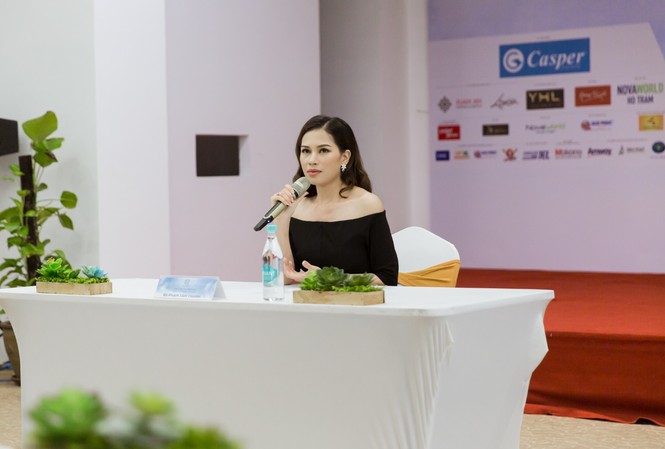Trước đêm Chung kết, thí sinh Miss World Vietnam 2019 nhận được điều bất ngờ Bà Phạm Tâm Thanh - Giám đốc Truyền thông Công ty Casper Việt Nam tại buổi giao lưu cùng các thí sinh Miss World Vietnam 2019