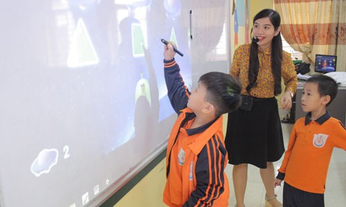 Tiếng Anh liên kết: Nâng cao năng lực ngoại ngữ từ bậc tiểu học Học tiếng Anh qua môn Toán và Khoa học sử dụng bài giảng số trên thiết bị tương tác ngay tại lớp.