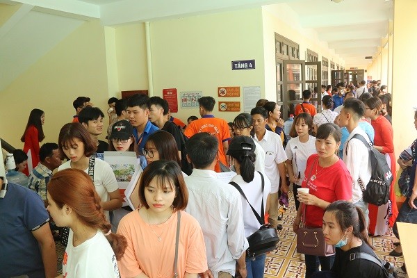 Hàng ngàn tân SV làm thủ tục nhập học đợt 1 tại Trường ĐH Đại Nam Ngay từ sáng sớm, hàng ngàn thí sinh và phụ huynh đã có mặt tại cơ sở 2 của Trường ĐH Đại Nam để làm thủ tục nhập học