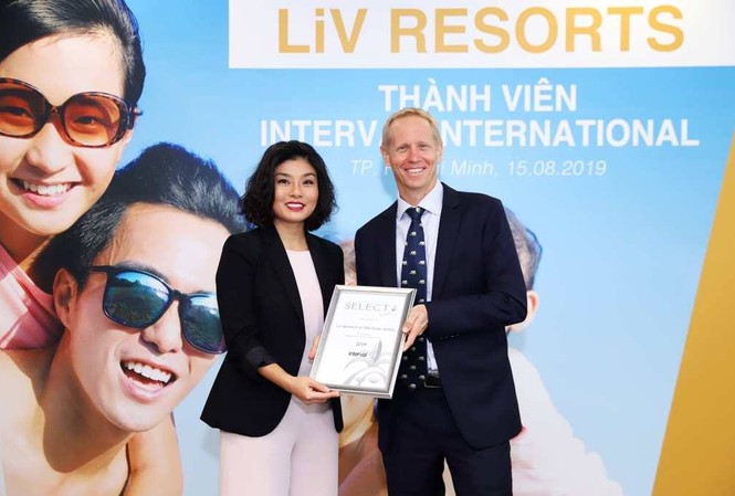 Liv Resorts gia nhập tổ chức trao đổi kỳ nghỉ hàng đầu thế giới Bà Nguyễn Kỳ Tâm Ánh, Giám đốc điều hành LiV Resorts nhận chứng nhận thành viên Interval International