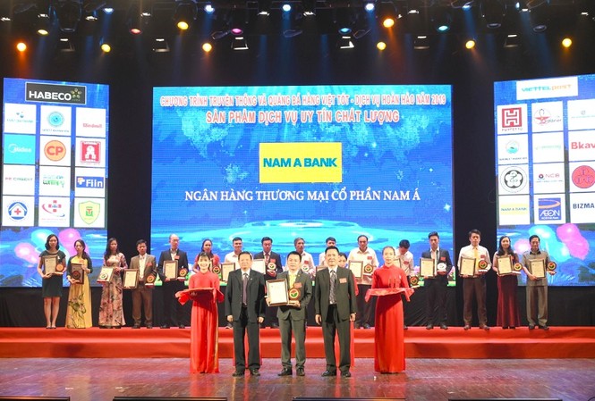Happy Card và Happy Lady của Nam A Bank lọt top 20 sản phẩm chất lượng cao Ông Trần Trung Thái – Đại diện Nam A Bank nhận giải thưởng Top 20 sản phẩm dịch vụ chất lượng tốt vì quyền lợi người tiêu dùng năm 2019.