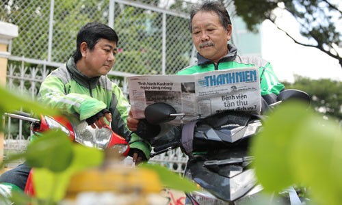 Tài xế công nghệ - Đã thôi sợ đơn độc trên những vòng lăn bánh Anh Thanh Long (trái) có thể tránh được nhiều rủi ro khi thường xuyên trao đổi những tin tức về các sự cố liên quan đến xe cộ trên báo với đồng nghiệp