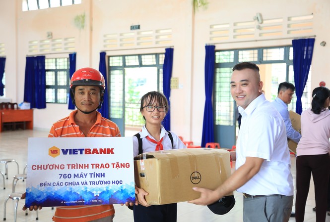 Vietbank tặng 760 máy tính cho các chùa và trường học Ông Nguyễn Nguyên Hoàng – Phó Giám đốc Trung tâm Marketing Vietbank trao máy tính đến các trường học tại huyện Cần Giờ
