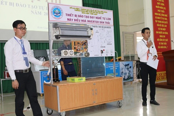 Thi tự làm thiết bị phục vụ dạy nghề Thiết bị đào tạo tự làm cấp được đưa ra trình diễn tại hội thi cấp trường năm 2019. Ảnh minh họa