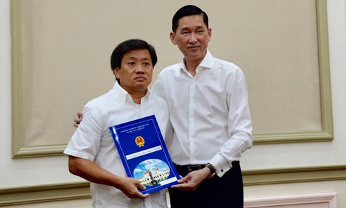 Thay đổi nhân sự TPHCM, Hải Phòng, Hà Tĩnh Ông Đoàn Ngọc Hải (trái) khi nhận quyết định về công tác tại Tổng công ty Xây dựng Sài Gòn TNHH MTV