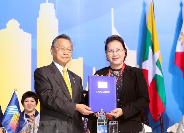 Chủ tịch Quốc hội Nguyễn Thị Kim Ngân kết thúc chuyến tham dự AIPA 40 Chủ tịch Quốc hội Nguyễn Thị Kim Ngân tiếp nhận Chủ tịch AIPA 41 từ Thái Lan. (Ảnh: Trọng Đức/TTXVN)