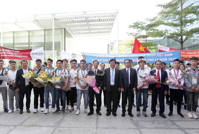 Việt Nam vượt Thái Lan tại kỳ thi tay nghề thế giới Lãnh đạo Tổng cục Giáo dục Nghề nghiệp chúc mừng đoàn thí sinh Việt Nam trở về sau Kỳ thi tay nghề thế giới lần thứ 45 năm 2019.