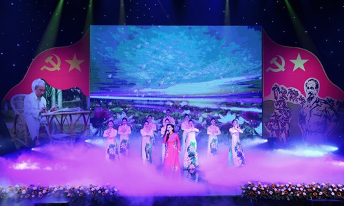 Lắng đọng cảm xúc trong chương trình 'Người là niềm tin tất thắng' Lắng đọng cảm xúc trong chương trình 'Người là niềm tin tất thắng'