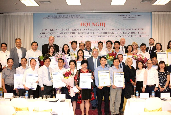 41 trường cao đẳng đạt điều kiện đào tạo nghề theo tiêu chuẩn Đức Lãnh đạo Tổng cục Giáo dục Nghề nghiệp và đại diện phía Đức trao Giấy chứng nhận cho 41/45 trường đạt kiểm định của Đức đối với các nghề được chuyển giao.