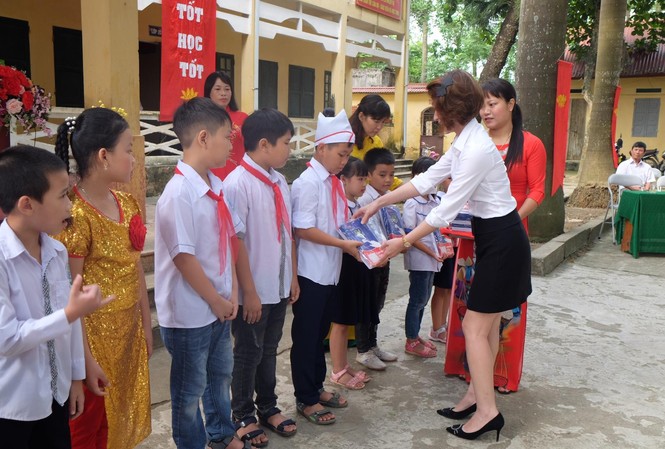 EVN HANOI đồng hành cùng học sinh khó khăn trong năm học mới EVN HANOI đồng hành cùng học sinh khó khăn trong năm học mới