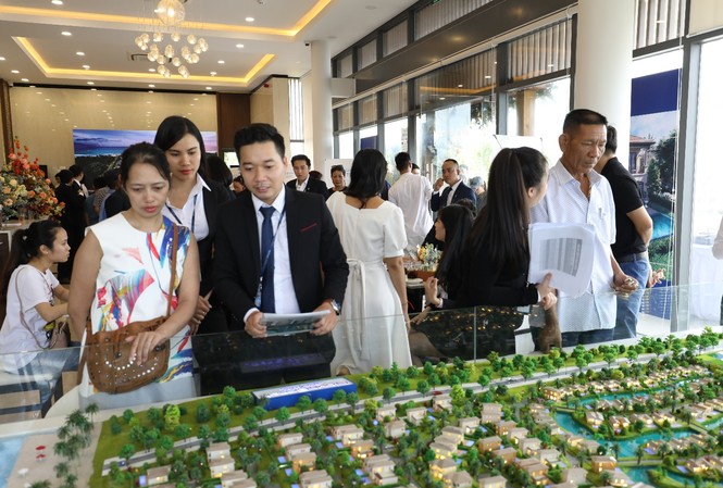 Biệt thự ven biển miền Trung có gì hấp dẫn nhà đầu tư miền Bắc? Các dự án BĐS nghỉ dưỡng ven biển thu hút nhiều nhà đầu tư miền Bắc (Ảnh: Khách tham quan sa bàn Dự án NovaBeach Cam Ranh Resort & Villas)