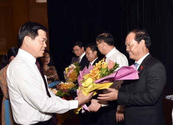 Bà Rịa – Vũng Tàu bầu tân Phó Chủ tịch HĐND tỉnh Bí thư Tỉnh ủy, Chủ tịch HĐND tỉnh Bà Rịa - Vũng Tàu Nguyễn Hồng Lĩnh chúc mừng tân Phó Chủ tịch HĐND tỉnh Mai Ngọc Thuận