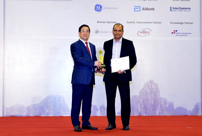 Vinmec được vinh danh là ‘bệnh viện tiến bộ nhất’ và ‘an toàn cho người bệnh’ PGS.TS Lương Ngọc Khuê, Cục trưởng Cục Quản lý khám chữa bệnh (Bộ Y tế) trao giải thưởng “Bệnh viện Việt Nam tiến bộ nhất” cho Tiến sĩ Mohamed Ali Bin AbuBakar – Phó Tổng Giám đốc Hệ thống Y tế Vinmec