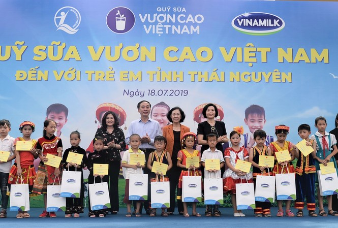 Nỗ lực vì sứ mệnh: 'Để mọi trẻ em đều được uống sữa mỗi ngày' Trong suốt chặng đường 12 năm, Quỹ sữa Vươn Cao Việt Nam và Vinamilk đã trao tặng hơn 35 triệu ly sữa với tổng giá trị 150 tỷ đồng cho gần 441.000 trẻ em khó khăn trên khắp Việt Nam.
