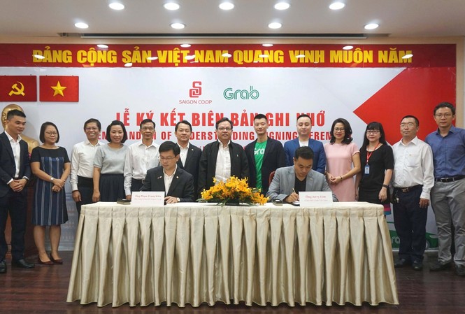 Một cái bắt tay, triệu người tiêu dùng hưởng lợi Đại diện Saigon và Grab ký kết hợp tác nhằm mang đến cho người tiêu dùng những trải nghiệm mua sắm và dịch vụ tiện ích vượt trội