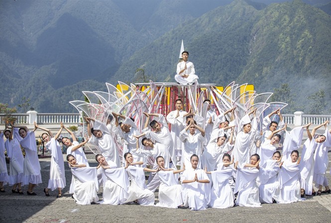 Cận cảnh show diễn có một không hai đang gây sốt tại Tây Bắc Cận cảnh show diễn có một không hai đang gây sốt tại Tây Bắc