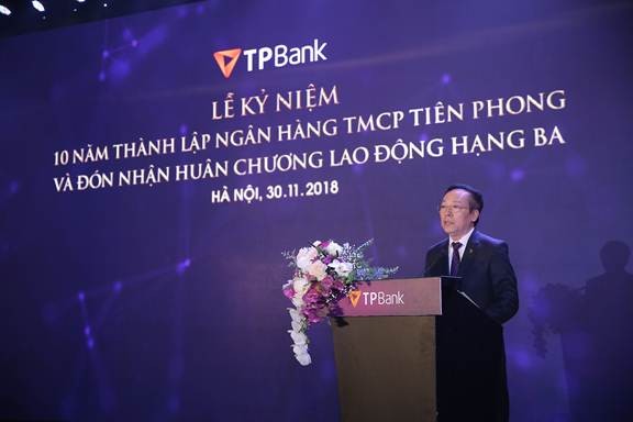 Enterprise Asia trao tặng giải thưởng kép cho ông Đỗ Minh Phú và TPBank Ông Đỗ Minh Phú trong sự kiện Kỉ niệm 10 năm thành lập TPBank và đón nhận Huân chương lao động Hạng Ba