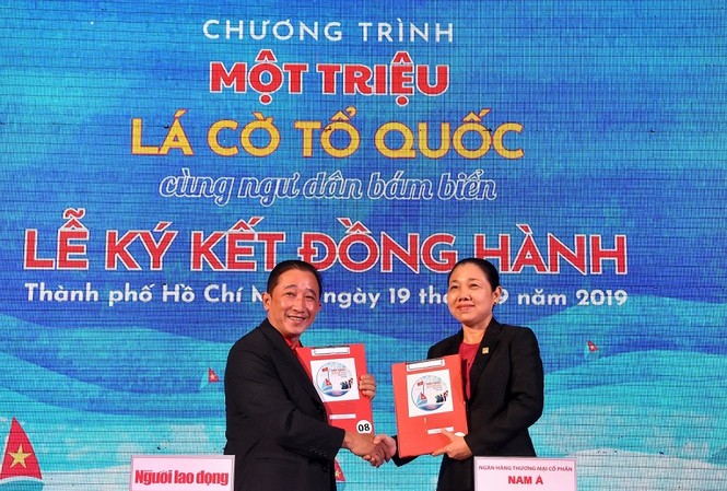 Nam A Bank trao cờ tổ quốc chung tay bảo vệ biển đảo Việt Nam Nam A Bank ký kết trao tặng 1 tỷ, đồng hành cùng chương trình “Một triệu lá cờ Tổ quốc cùng ngư dân bám biển”.
