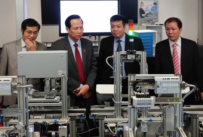 Việt Nam mở rộng hợp tác đào tạo nghề với Học viện Festo của Đức Bộ trưởng LĐ-TB&XH Đào Ngọc Dung và đoàn công tác thăm nhà máy Festo Baden
