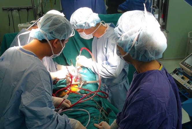 Thoát 'nỗi lo kép' trước khi lên bàn mổ tim Chi phí cao và có thể phát sinh chi phí trong suốt quá trình điều trị khiến phẫu thuật tim mạch thường được ví là “cỗ máy đốt tiền”