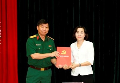 Ban Bí thư Trung ương Đảng chỉ định nhân sự 3 tỉnh Bí thư Tỉnh ủy Ninh Bình Nguyễn Thị Thanh trao quyết định cho Đại tá Đinh Công Thanh.