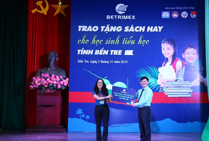 Triển khai chuỗi hoạt động tạo cảm hứng yêu sách cho học sinh xứ Dừa Ông Thái Văn Chuyện trao bảng đồng hành cùng dự án “Sách hay dành cho học sinh tiểu học”