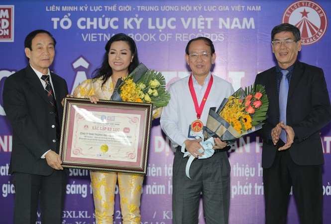 Kỷ lục mới của ngành nước giải khát Việt Nam Bà Trần Uyên Phương – Phó Tổng Giám đốc tập đoàn Tân Hiệp Phát cùng Ông Nguyễn Văn Tư – Giám đốc khối Nghiên cứu và Phát triển đón nhận bằng xác lập kỷ lục và huy hiệu do Tổ chức kỷ lục Việt Nam trao cho cuốn sách THP Innnovation