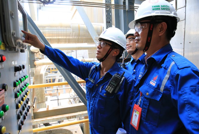 Đốt kép lò hơi ở NMLD Dung Quất - một giải pháp, đa lợi ích Các kỹ sư BSR kiểm tra thông số vận hành phân xưởng Lò - Hơi