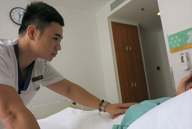 'Radar' bắt sóng tín hiệu xấu của người bệnh, chặn đứng nguy cơ trở nặng Với sự hoạt động của đội RRT, gần 100 trường hợp có dấu hiệu xấu cấp tính đã được phát hiện và cấp cứu kịp thời tại Bệnh viện Vinmec Times City trong 6 tháng qua