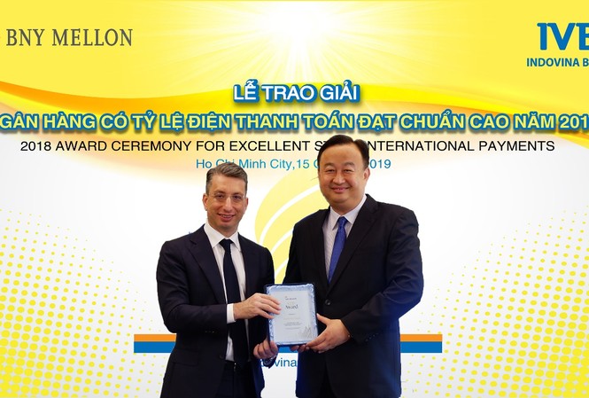 ‘Ngân hàng có tỷ lệ điện thanh toán đạt chuẩn cao’ 4 năm liên tiếp Ông Liu Chun Hao – Tổng Giám Đốc Ngân hàng Indovina vinh dự nhận giải thưởng từ đại diện Ngân hàng BNY Mellon (Mỹ)