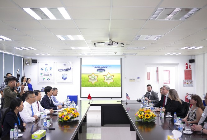 Vinamilk giới thiệu nhà máy 'đặc biệt nhất' với Thứ trưởng Bộ Nông Nghiệp Mỹ Vinamilk giới thiệu nhà máy 'đặc biệt nhất' với Thứ trưởng Bộ Nông Nghiệp Mỹ