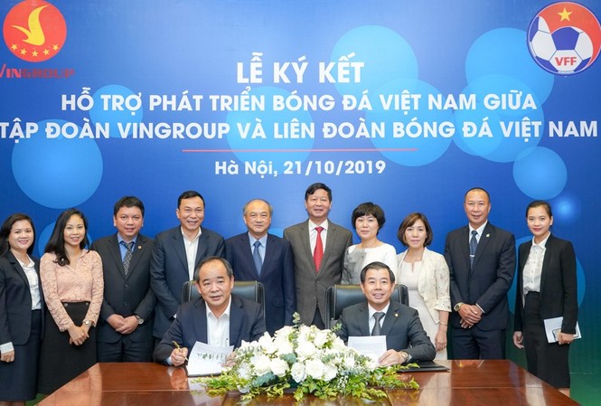 Vingroup & VFF hợp tác chiến lược hỗ trợ phát triển bóng đá Việt Nam Ông Lê Khánh Hải, Thứ trưởng Bộ Văn hóa – Thể thao – Du lịch, Chủ tịch VFF và Ông Nguyễn Việt Quang, Phó Chủ tịch kiêm Tổng Giám đốc Tập đoàn Vingroup ký kết thỏa thuận hợp tác chiến lược nhằm hỗ trợ phát triển bóng đá Việt Nam.