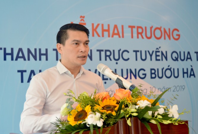 Thanh toán viện phí không dùng tiền mặt tại Bệnh viện Ung Bướu Hà Nội Ông Đàm Hồng Tiến - Giám đốc Khối Bán lẻ VietinBank phát biểu tại buổi Lễ