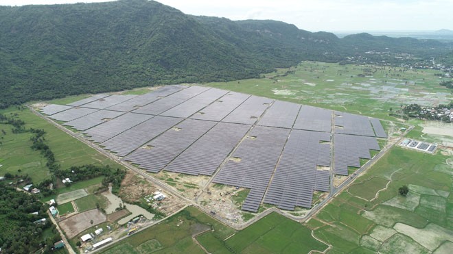 Sức sống 'Tân Châu Cảng' nơi biên giới An Giang Vẻ đẹp hùng vĩ cánh đồng điện mặt trời dưới chân núi Cấm