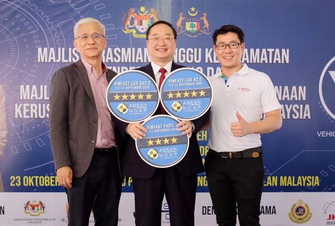 Tiết lộ bài test khắc nghiệt giúp xe VinFast đạt chứng nhận 5 sao Việc VinFast nhận chứng chỉ an toàn ASEAN NCAP 5 sao khẳng định chất lượng và đẳng cấp của thương hiệu xe Việt đã được quốc tế công nhận