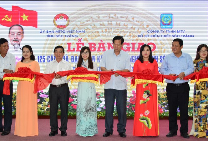 Sóc Trăng vận động quỹ vì người nghèo trên 315 tỷ đồng Ông Huỳnh Văn Sum, Phó bí thư Tỉnh ủy Sóc Trăng (giữa) cắt băng khánh thành 125 căn nhà đại đoàn kết