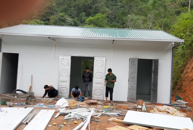 Thầy trò THCS Cầu Giấy vượt 400 cây số đem yêu thương cho học sinh Hà Giang Công tác chuẩn bị cuối cùng trước khi đoàn thiện nguyện bàn giao điểm trường mới cho các em nhỏ nơi đây
