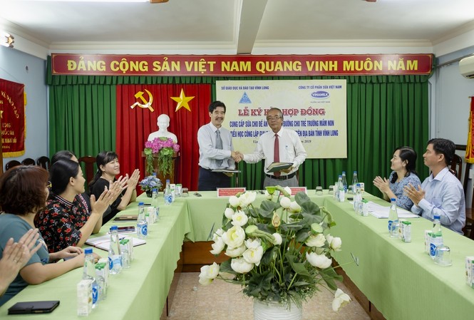 70.000 trẻ em ở Vĩnh Long sẽ thụ hưởng chương trình sữa học đường Ông Phạm Văn Hồng, Phó Giám đốc Sở GD và ĐT tỉnh Vĩnh Long và ông Nguyễn Quốc Khánh, Giám đốc Điều hành Nghiên cứu và Phát triển Vinamilk ký kết hợp đồng triển khai đề án Sữa học đường cho trẻ trường mầm non và tiểu học tỉnh Vĩnh Long