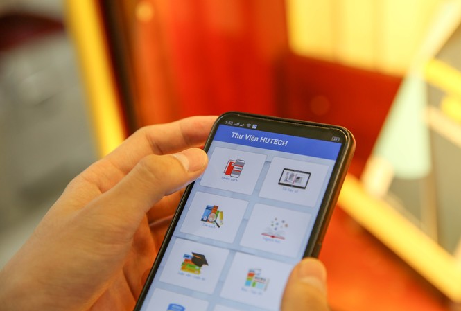 Dùng thư viện bằng smartphone - “ứng dụng 4.0” thiết thực trong trường đại học Sinh viên HUTECH có thể truy cập vào hệ thống thư viện của trường chỉ với chiếc smartphone