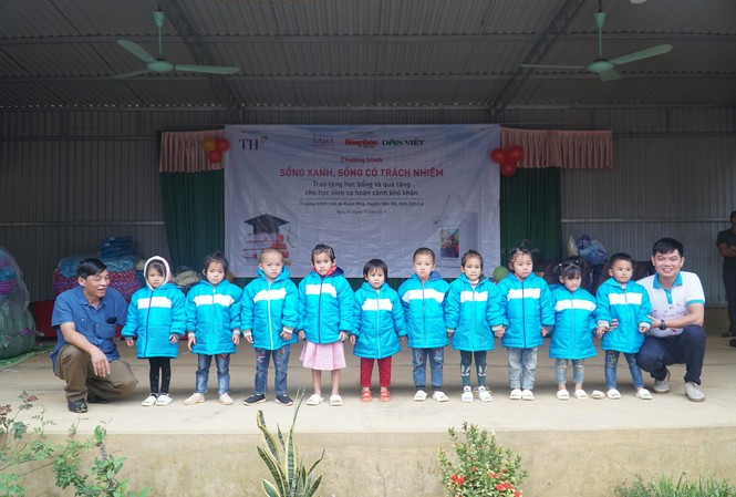 Hành trình chia sẻ trách nhiệm với cộng đồng và trẻ em nghèo Sơn La Ông Nguyễn Minh Hoàng (người đầu tiên từ phải sang) – Đại diện Quỹ Vì Tầm Vóc Việt trao quà cho cô trò trường Mầm non Xuân Nha