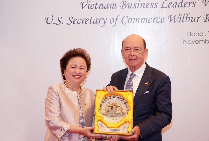 BRG phối hợp tổ chức sự kiện kết nối doanh nghiệp Việt Nam và đoàn thương mại Hoa Kỳ Madame Nga tặng Bộ trưởng Thương mại Hoa Kỳ tác phẩm Gốm Chu Đậu với hình Chùa Một Cột của Việt Nam