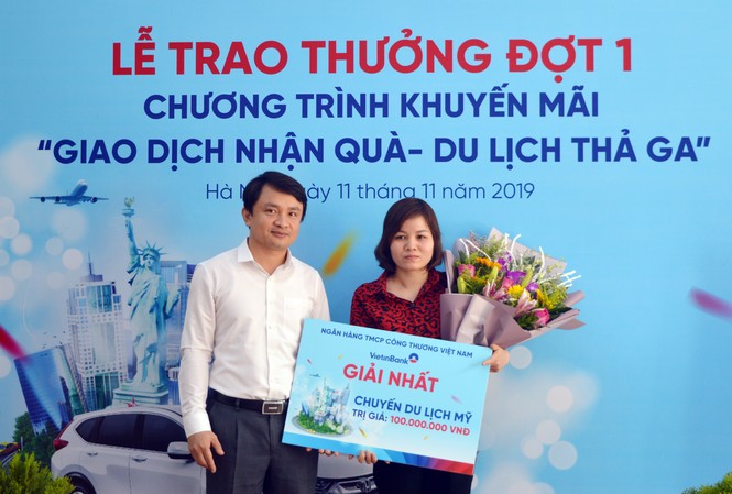 VietinBank tìm ra chủ nhân chuyến du lịch Mỹ trị giá 100.000.000 VND Ông Hoàng Xuân Phong - Giám đốc VietinBank Quang Minh trao giải Nhất cho KH may mắn