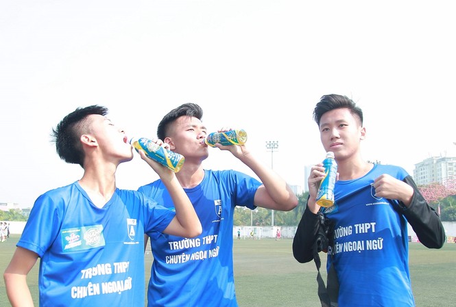 Nhiều bất ngờ xảy ra sau lượt trận 1/8 giải bóng đá học sinh Hà Nội tranh Cup Number 1 Active Sử dụng nước uống vận động là “bí quyết” giúp cho cơ thể bền bỉ