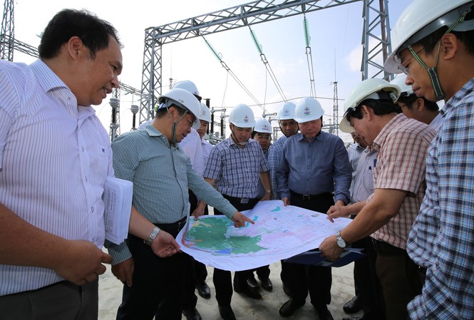 Dự án năng lượng ồ ạt vượt quy hoạch, EVNNPT dồn sức giải tỏa công suất Chủ tịch HĐTV EVNNPT Đặng Phan Tường kiểm tra tiến độ thi công dự án đường dây 200kV tại Ninh Phước (Ninh Thuận)