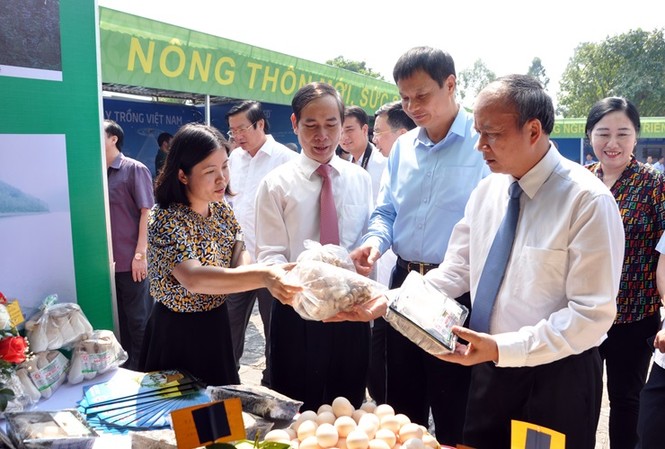 97% xã trên địa bàn tỉnh Vĩnh Phúc đạt chuẩn nông thôn mới Ông Trần Văn Vinh, Phó Bí thư Thường trực Tỉnh ủy, Chủ tịch HĐND tỉnh và ông Nguyễn Văn Trì, Phó Bí thư Tỉnh ủy, Chủ tịch UBND tỉnh cùng các đại biểu tham quan sản phẩm Nấm Phùng Gia, huyện Bình Xuyên