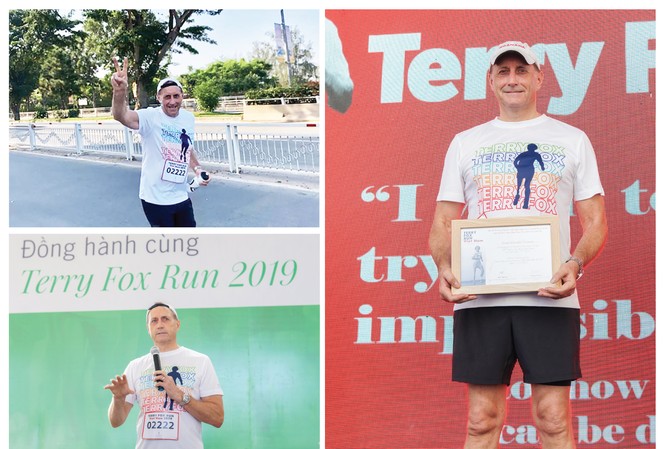 Manulife Việt Nam đồng hành với Terry Fox Run lan tỏa lối sống tích cực đến cộng đồng Ông Kim Fleming trên đường chạy và trên sân khấu đón nhận lời cảm ơn từ Ban Tố Chức.