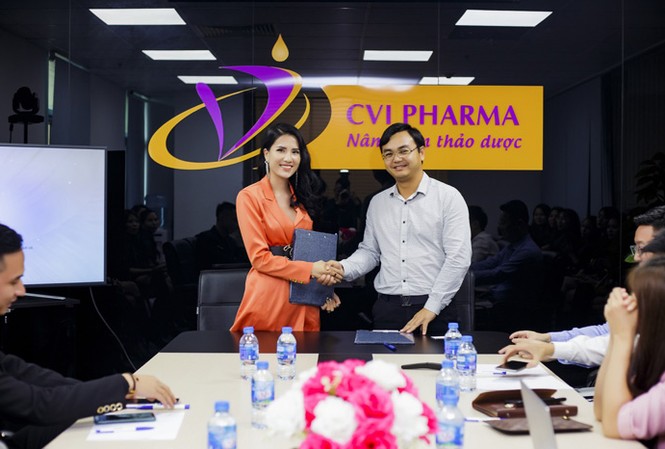 EvaCare và Dược Mỹ phẩm CVI ký kết hợp tác chiến lược năm 2020 Bà Nguyễn Bảo Trang, Chủ tịch HĐQT Công ty Cổ phần Dược phẩm Quốc Tế EvaCare và Ông Phan Văn Hiệu, Chủ tịch HĐQT Công ty Cổ phần Dược Mỹ phẩm CVI ký kết hợp tác chiến lược