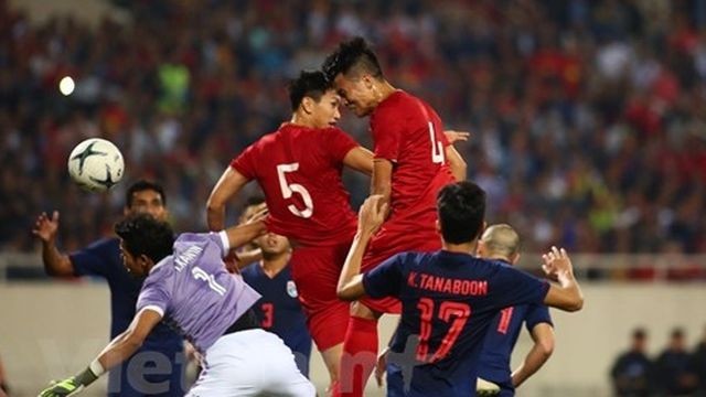 CĐV Thái Lan cảm ơn trọng tài khi từ chối bàn thắng của Tiến Dũng Trọng tài người Oman từ chối bàn thắng của Bùi Tiến Dũng khi cho rằng Văn Hậu đã phạm lỗi với thủ môn Kawin