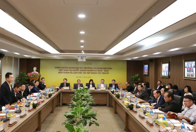 T&T Group là lựa chọn tốt để tạo cú hích hợp tác kinh tế quốc tế Chủ tịch HĐQT kiêm Tổng giám đốc Tập đoàn T&T Group Đỗ Quang Hiển phát biểu chào mừng các đại sứ, trưởng cơ quan đại diện của Việt Nam tại nước ngoài